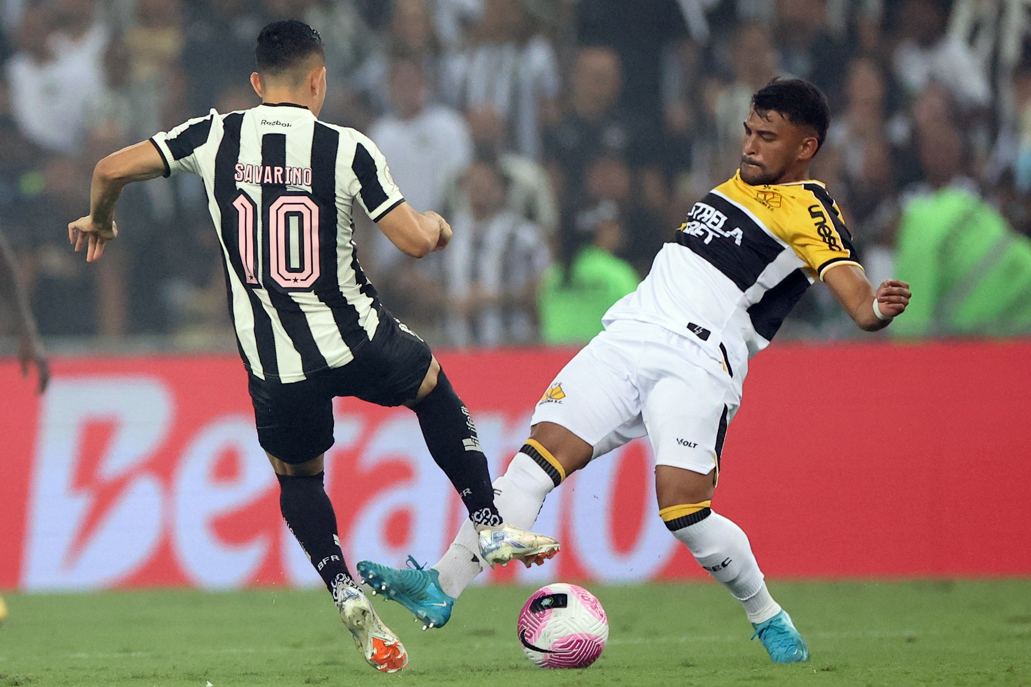 Savarino duirante o jogo. (Foto: Vitor Silva/Botafogo)