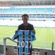 Gabriel Mec assina primeiro contrato profissional com o Grêmio (FOTO: ANGELO PIERETTI/GRÊMIO FBPA)