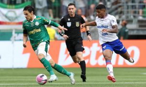 Raphael Veiga em disputa de bola no duelo entre Palmeiras e Fortaleza. (César Greco/Palmeiras).