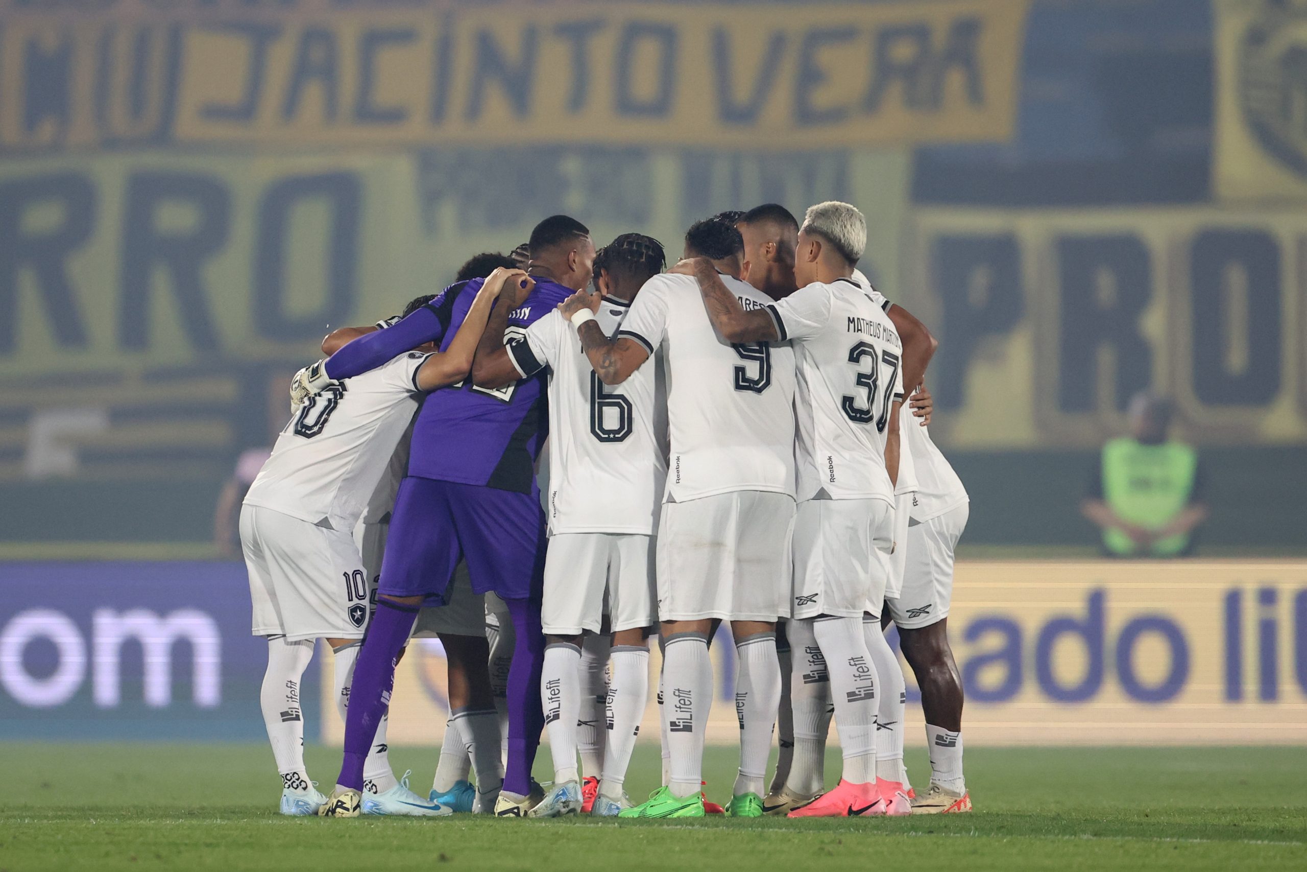 Time do Botafogo contra o Peñarol (Foto: Vítor Silva/Botafogo)