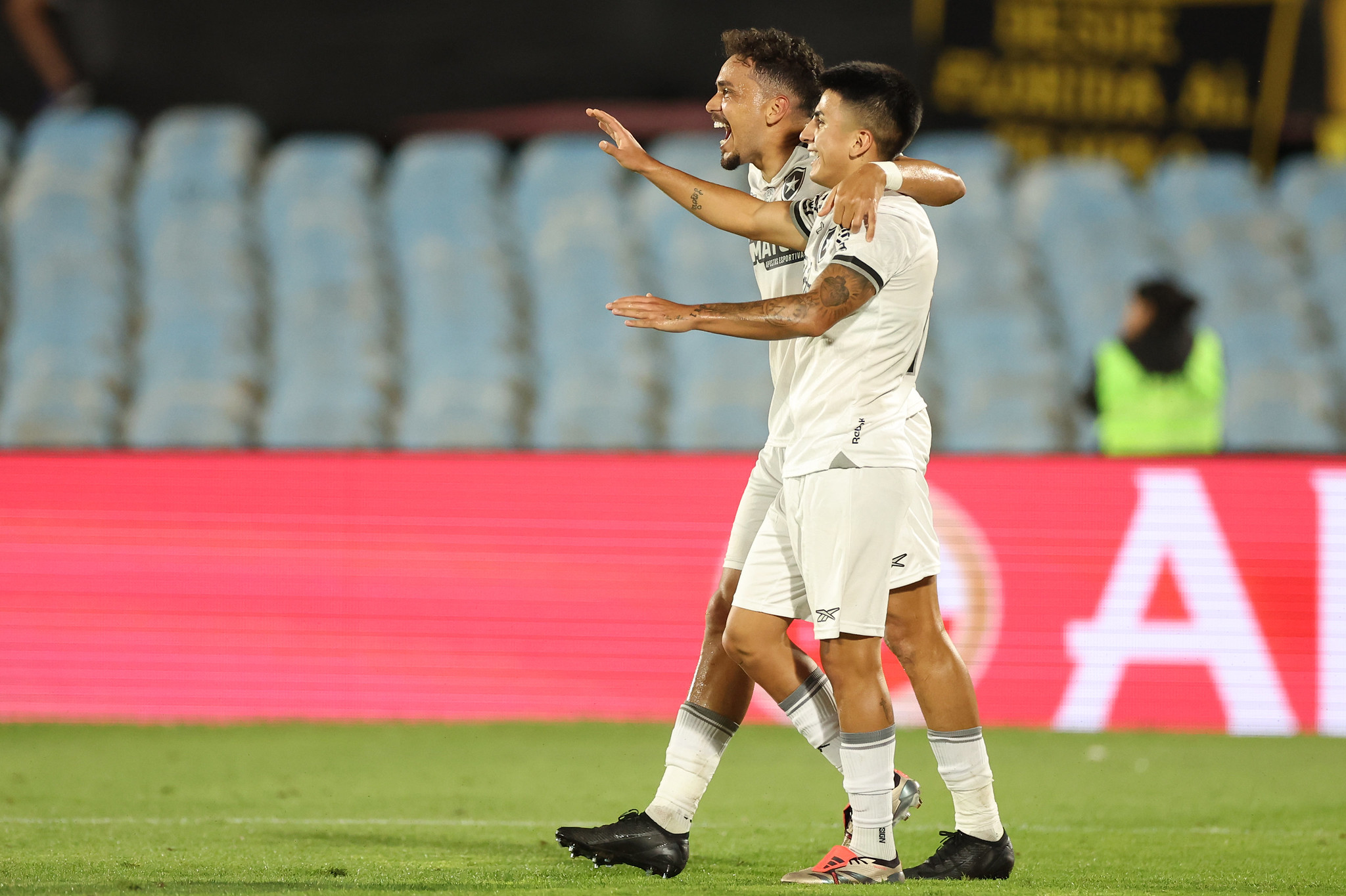 Eduardo e Almada. (Foto: Vitor Silva/Botafogo)