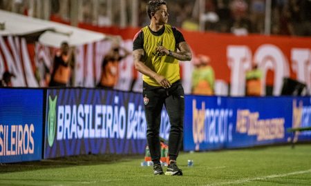 Thiago Carpini em jogo diante do Bragantino Foto: Victor Ferreira/EC Vitória