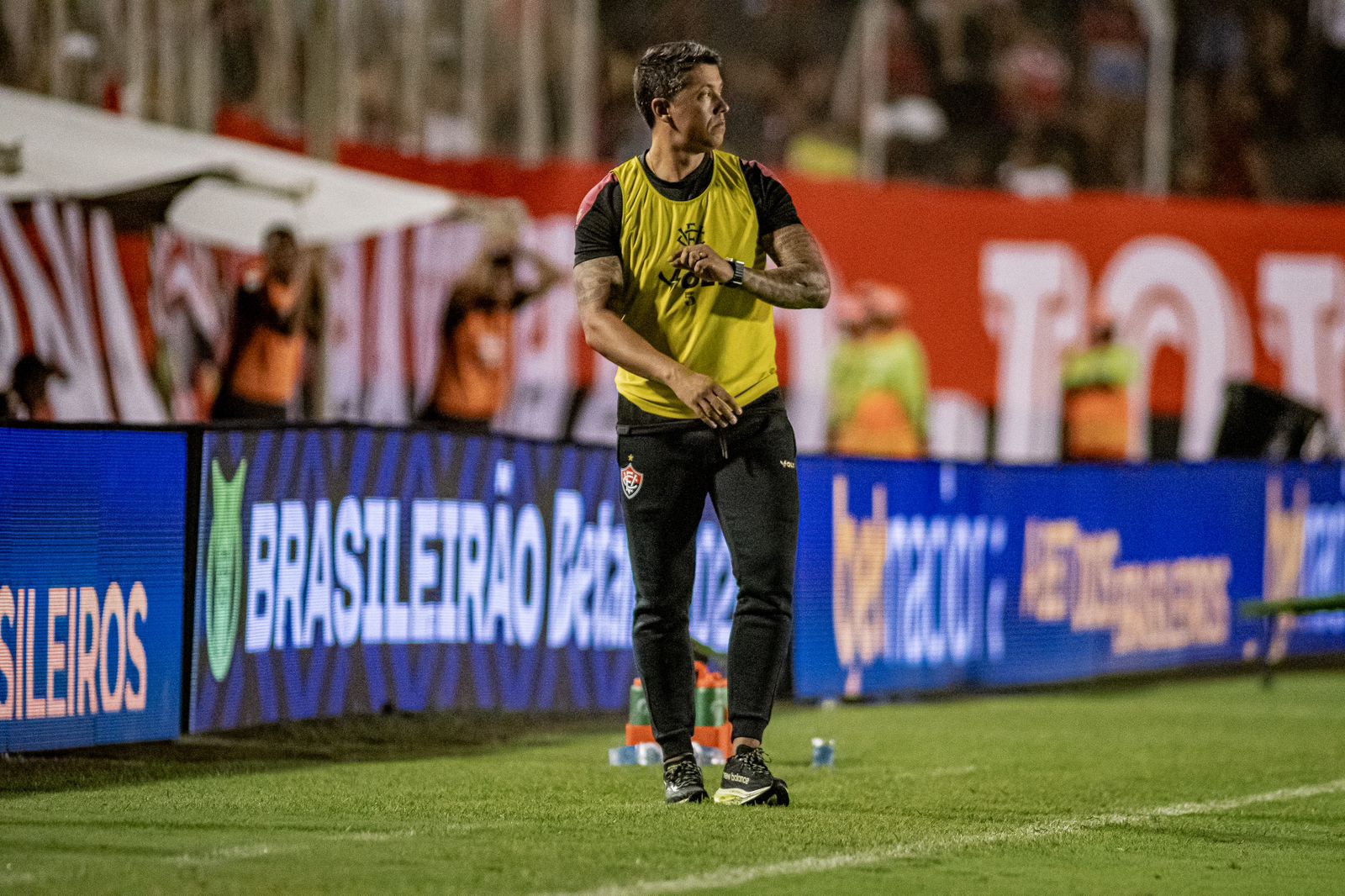 Thiago Carpini em jogo diante do Bragantino Foto: Victor Ferreira/EC Vitória