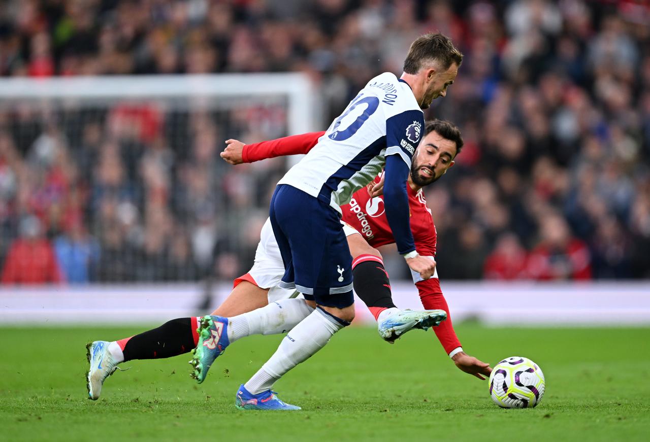 Entrada de Bruno Fernandes em James Maddison. (Foto: Michael Regan/Getty Images)