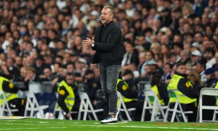 Hansi Flick durante o jogo contra o Real Madrid. (Foto: Angel Martinez/Getty Images)