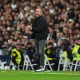 Hansi Flick durante o jogo contra o Real Madrid. (Foto: Angel Martinez/Getty Images)