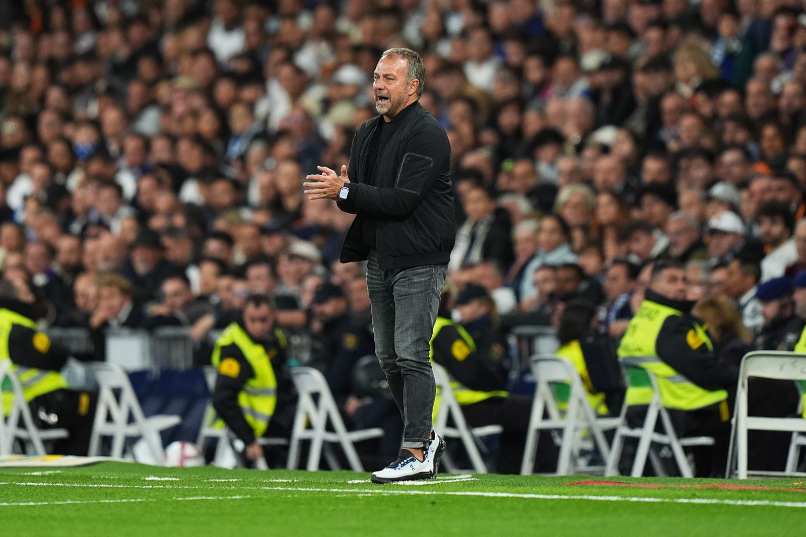 Hansi Flick durante o jogo contra o Real Madrid. (Foto: Angel Martinez/Getty Images)