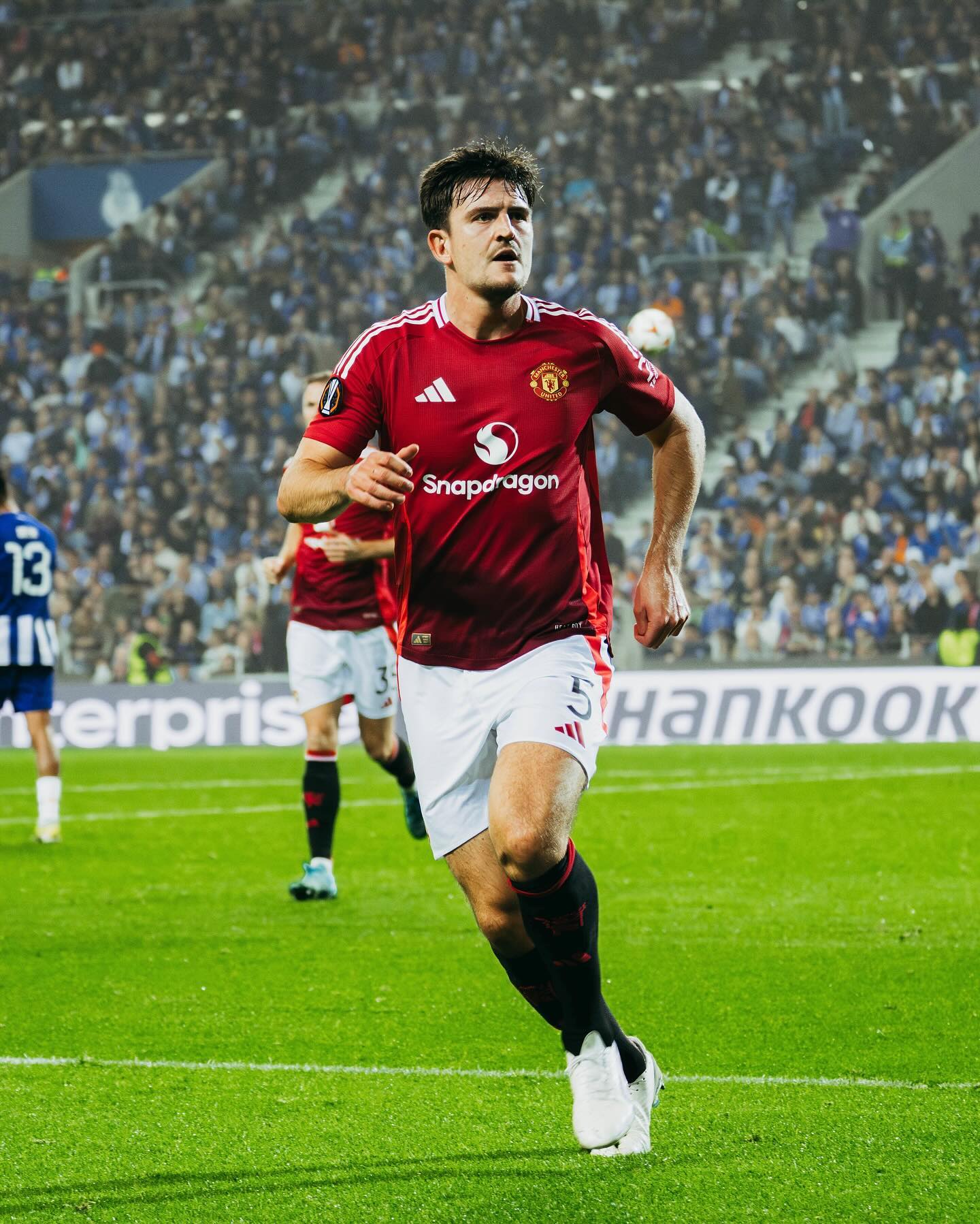 Harry Maguire comemorando o gol de empate do Manchester United. (Foto: Divulgação/Manchester United)