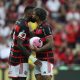 Gabigol comemora gol com Gerson. (Photo by Wagner Meier/Getty Images)