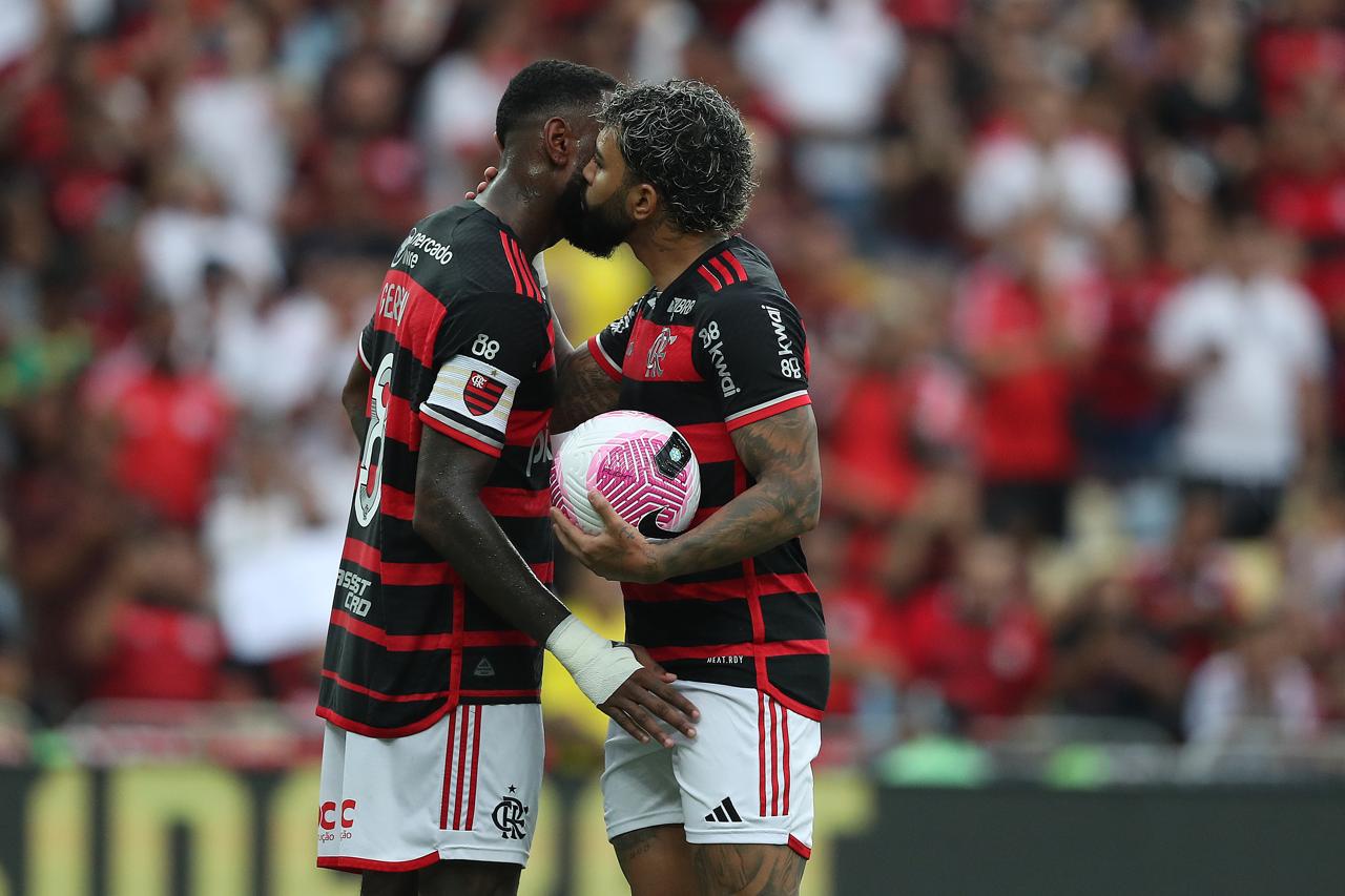 Gabigol comemora gol com Gerson. (Photo by Wagner Meier/Getty Images)