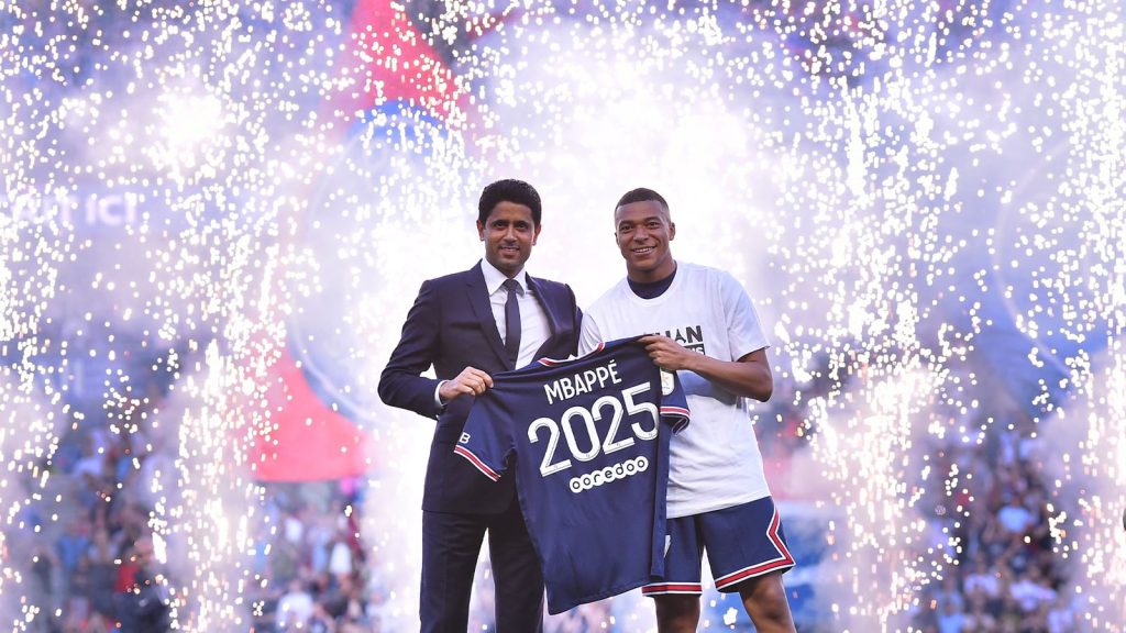 Mbappé e Al Khelaifi. (Foto: Divulgação/Paris Saint-Germain)