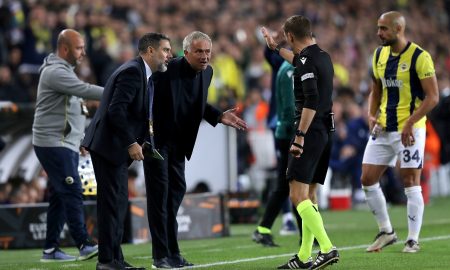 Mourinho e Turpin. (Foto: Burak Kara/Getty Images)