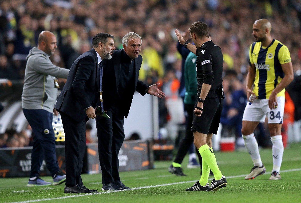 Mourinho e Turpin. (Foto: Burak Kara/Getty Images)