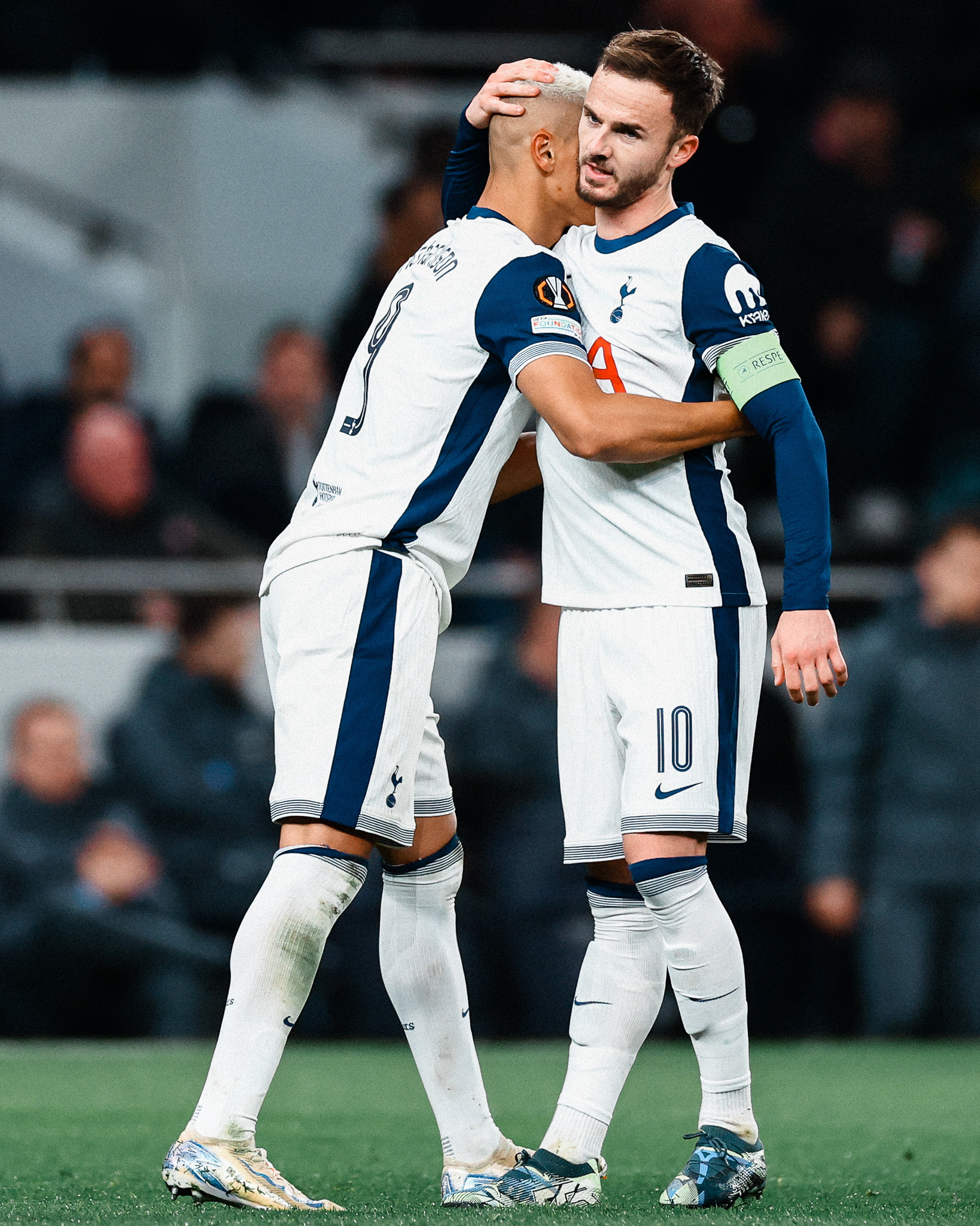 Richarlison comemorando com James Maddison. (Foto: Divulgação/Tottenham)