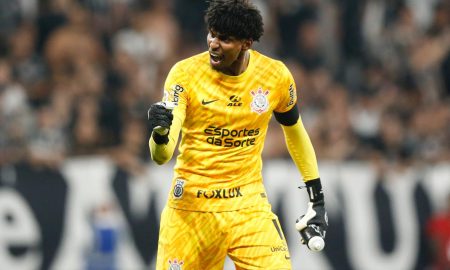 O Corinthians foi superado pelo Flamengo no jogo de ida das semifinais da Copa do Brasil, dentro do Maracanã. Apesar disso, Hugo Souza mantém a esperança (Photo by Miguel Schincariol/Getty Images)