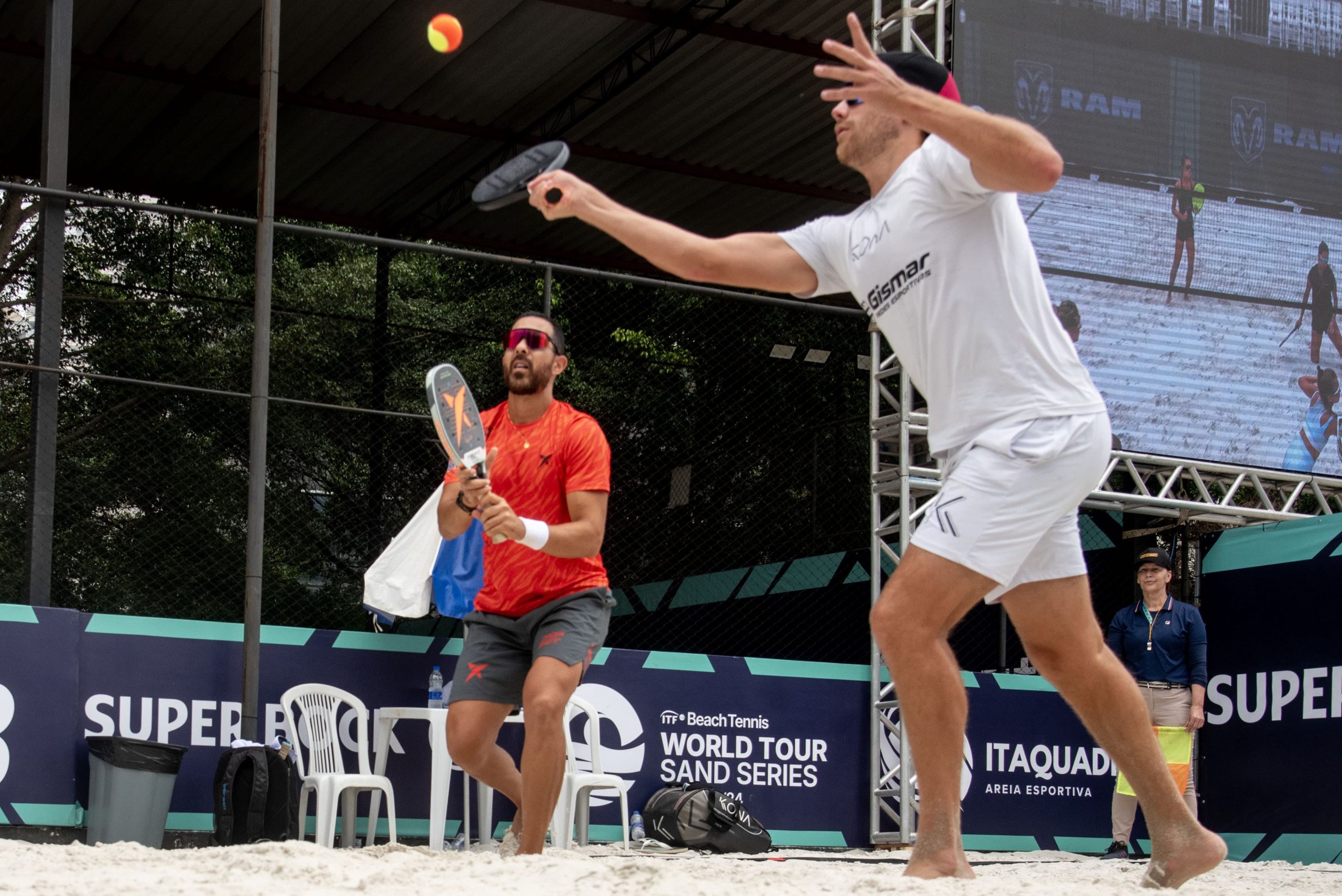 Daniel Schmitt de branco e Thales de vermelho (Foto: Ivan Storti/Sand Series São Paulo)