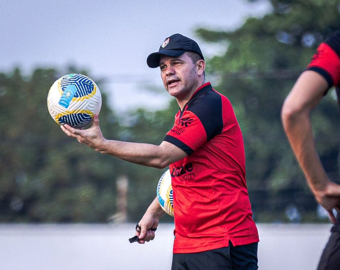 Umberto Louzer destaca os desafios da equipe em Goiânia. (Foto: Ingryd Oliveira/Atlético-GO)