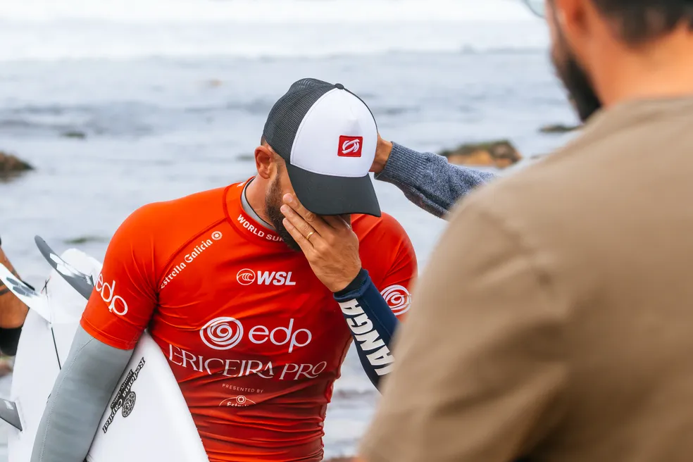 Alejo Muniz se emociona na WSL (Foto: Manel Geada/World Surf League)