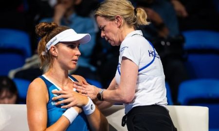 Bia Haddad sendo atendida em Tóquio (Foto: Jimmie 48 Photography/WTA)