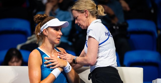 Bia Haddad sendo atendida em Tóquio (Foto: Jimmie 48 Photography/WTA)