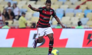 Alex Sandro atuando contra o Corinthians. Foto: Wagner Meier/Getty Images