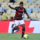 Alex Sandro atuando contra o Corinthians. Foto: Wagner Meier/Getty Images