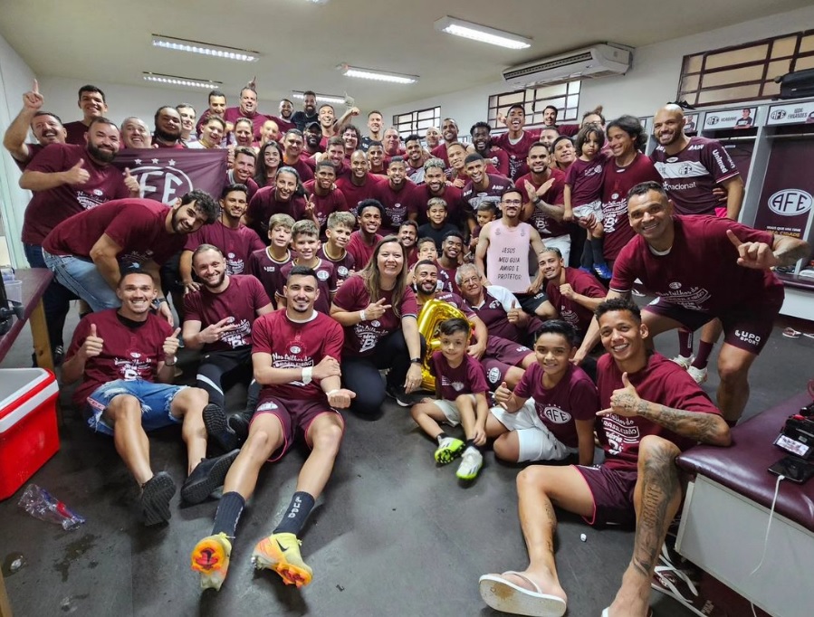 Elenco da Ferroviária comemora o acesso. (Foto: Instagram/AFE)