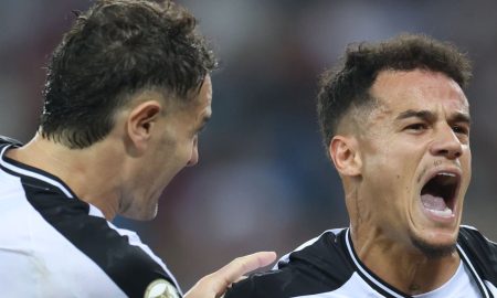 Philippe Coutinho e Pablo Vegetti. Foto: Lucas Figueiredo/Getty Images