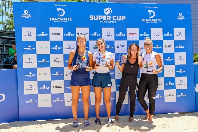 Campeãs e vices da chave feminina (Foto: Harpia Fotografia/Super Cup)