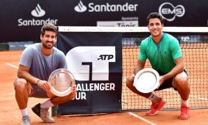 Orlando Luz e Mateus Alves com o troféu (Foto: João Pires/Fotojump)