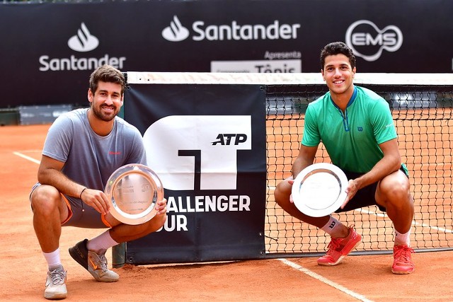 Orlando Luz e Mateus Alves com o troféu (Foto: João Pires/Fotojump)