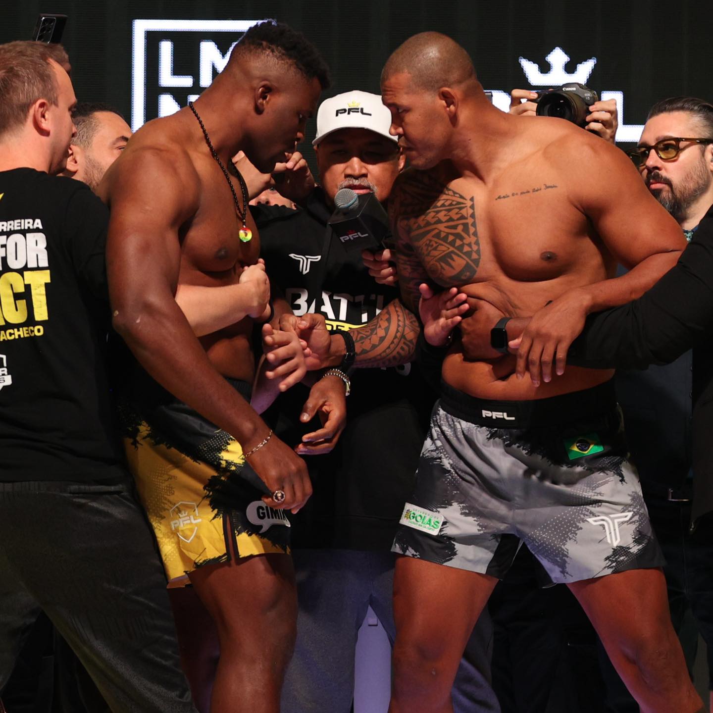 Francis Ngannou venceu Renan Problema em estreia no UC (Foto: Divulgação/PFL)