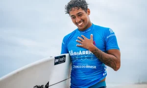 Samuel Pupo vence e está de volta à elite da WSL. (Foto: Thiago Diz/WSL)