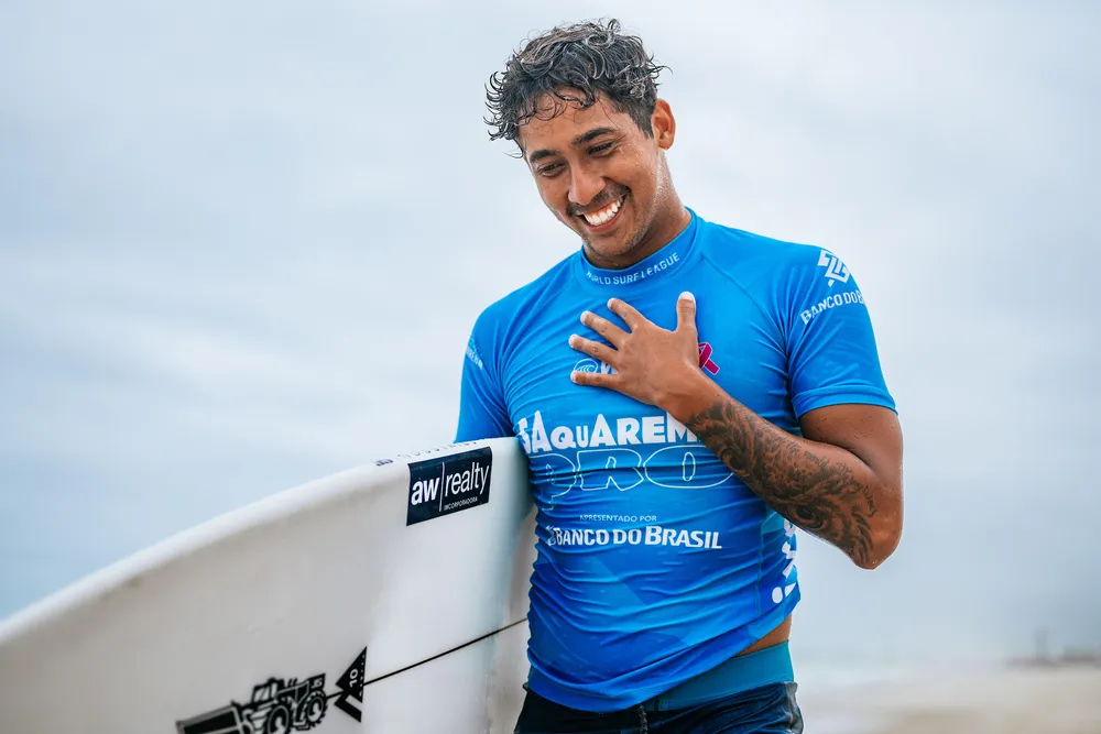 Samuel Pupo vence e está de volta à elite da WSL. (Foto: Thiago Diz/WSL)