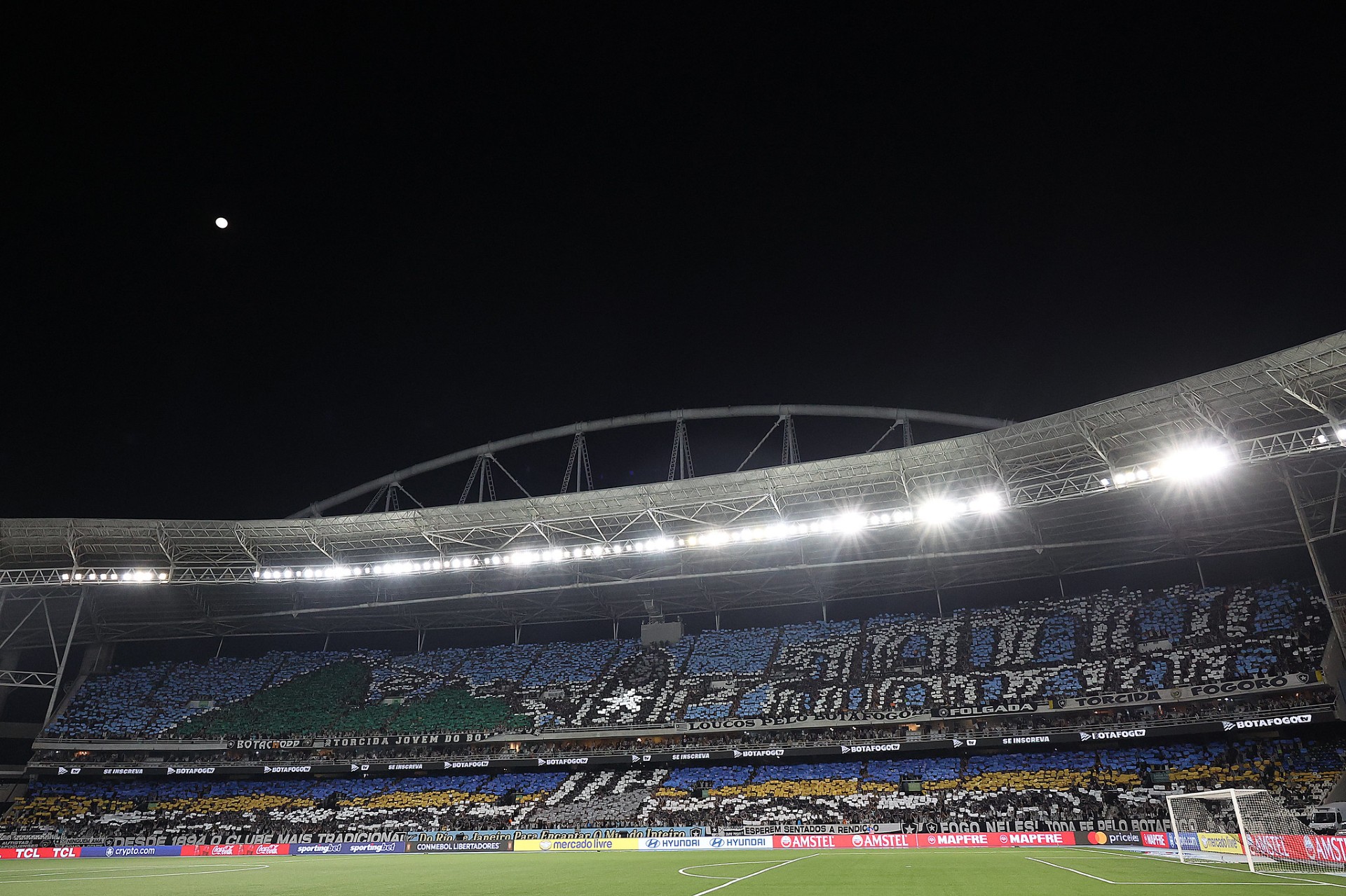 Torcida do Botafogo fazendo mosaico em noite de Libertadores