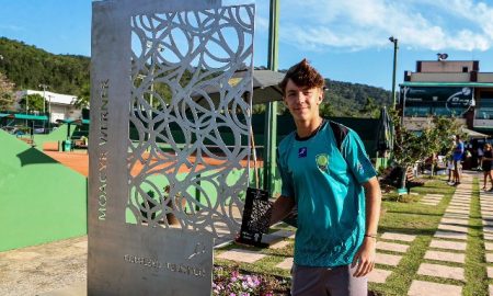 Foto: Atleta da casa Tiago Iser com o troféu que será entregue aos campeões (Foto: Thiago Parmalat)