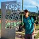 Foto: Atleta da casa Tiago Iser com o troféu que será entregue aos campeões (Foto: Thiago Parmalat)