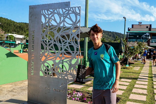 Foto: Atleta da casa Tiago Iser com o troféu que será entregue aos campeões (Foto: Thiago Parmalat)