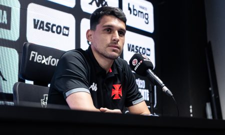 Goleiro Keiller em coletiva pelo Vasco