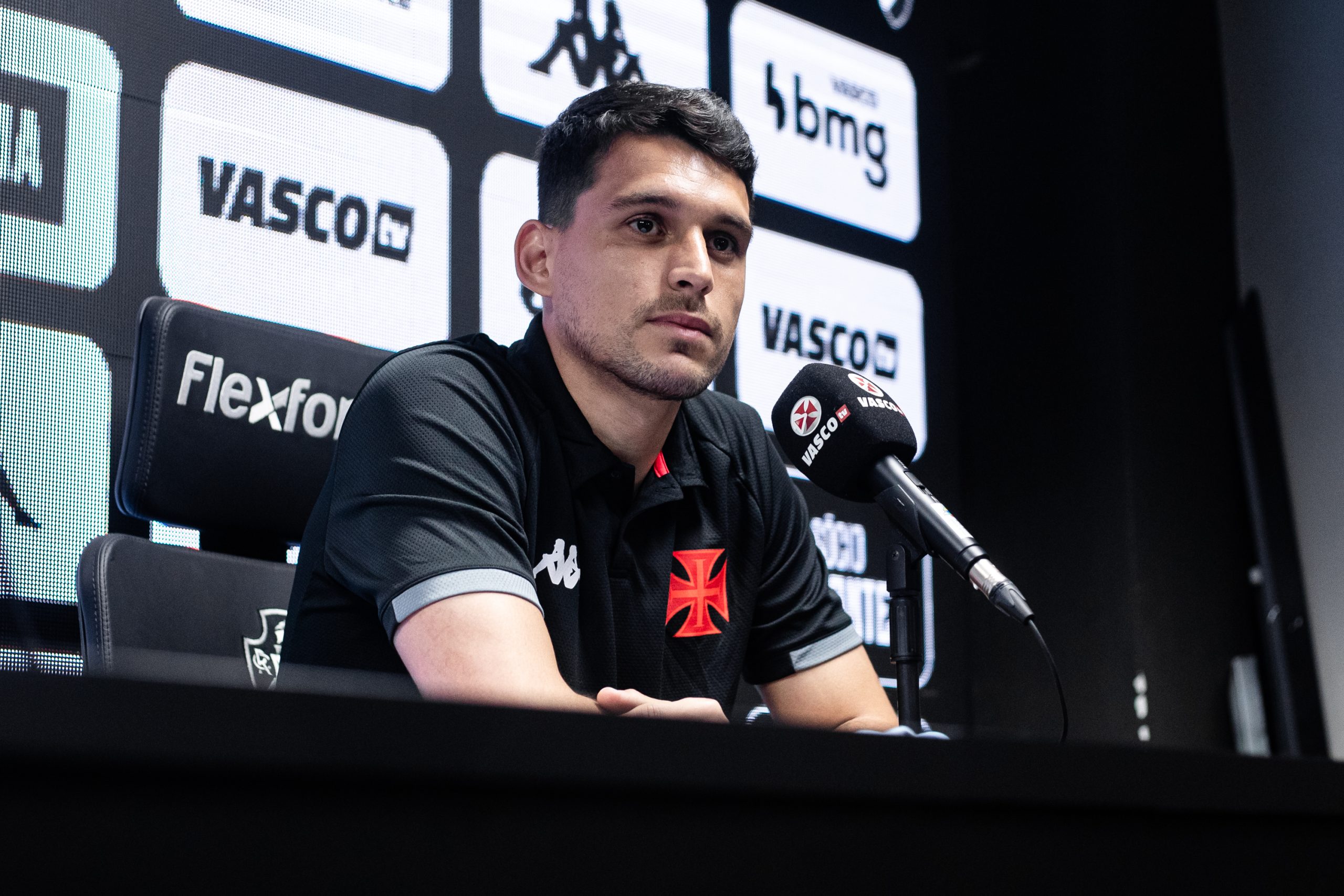 Goleiro Keiller em coletiva pelo Vasco