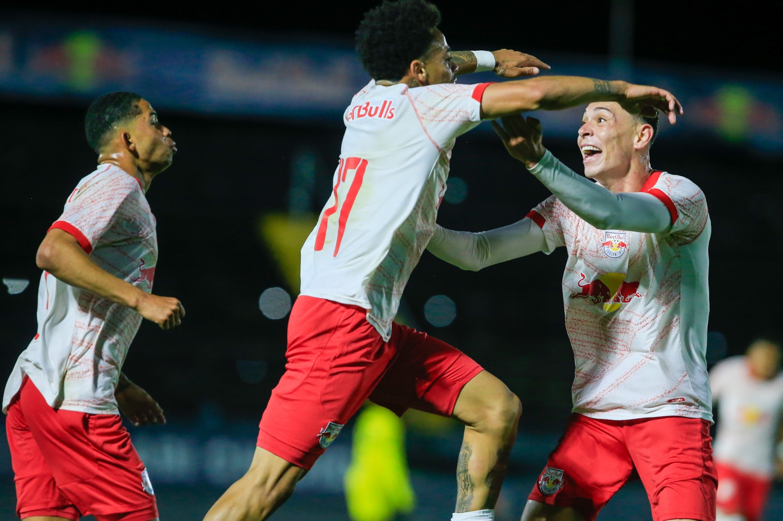 Athyrson, Marcelinho e André, jogadores do time sub-23 do Red Bull Bragantino. (Foto: Fernando Roberto/Red Bull Bragantino)