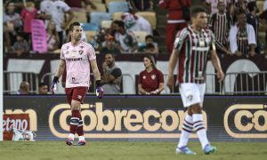 Fabio cometeu pênalti e levou o terceiro amarelo. (FOTO: MARCELO GONÇALVES / FLUMINENSE F.C.)