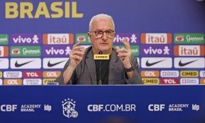 Dorival explicando. ( FOTO: RAFAEL RIBEIRO/CBF)