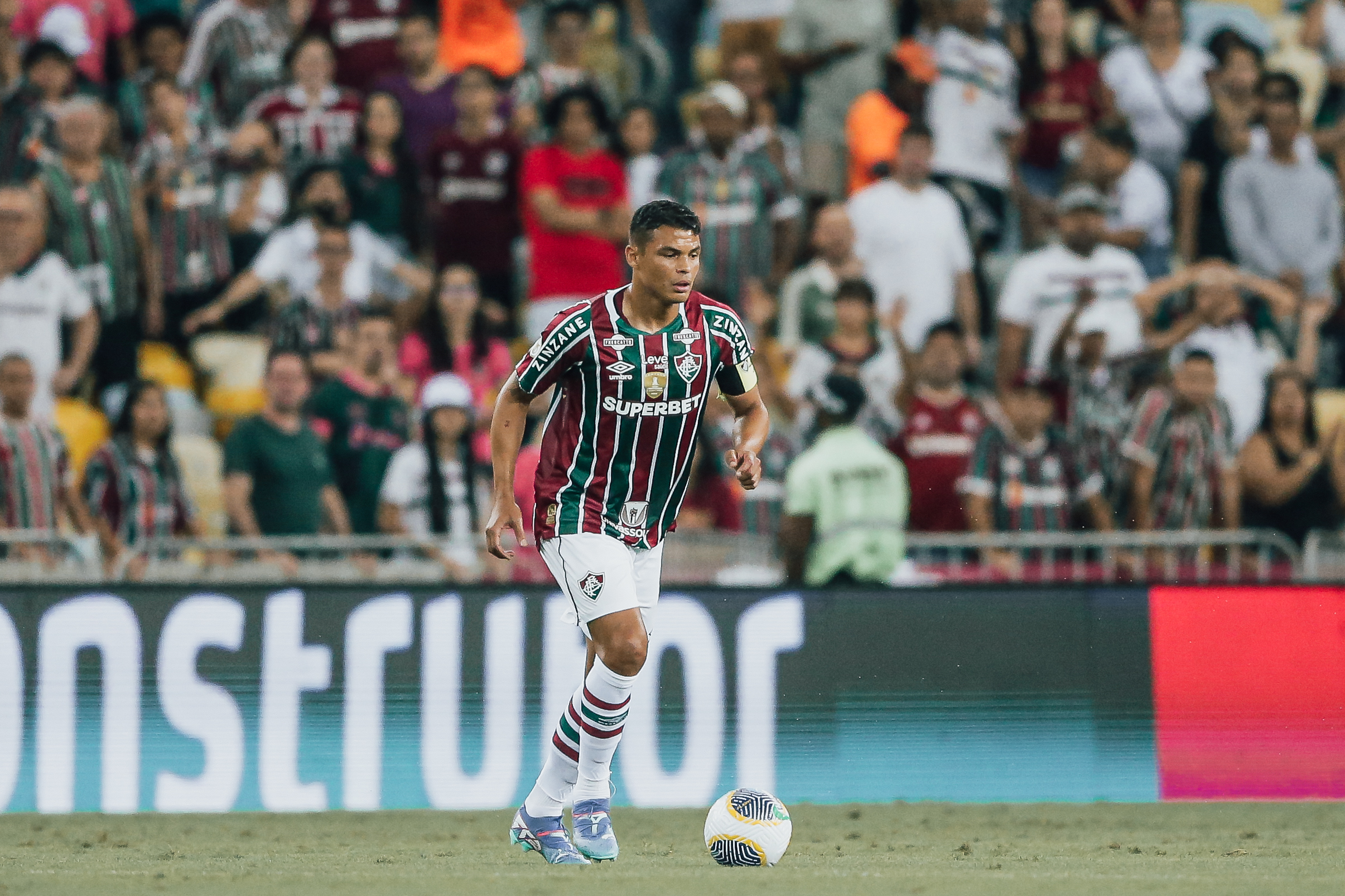 Thiago Silva esteve irreconhecível contra o Internacional. (FOTO: LUCAS MERÇON / FLUMINENSE F.C.)