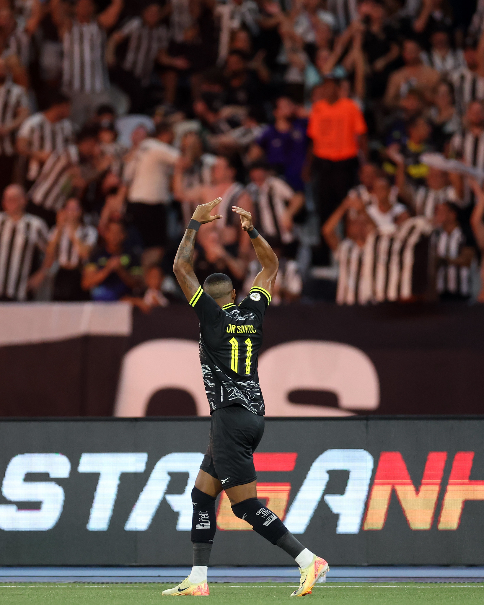 Júnior Santos comemorando. (Foto: Vitor Silva/Botafogo)