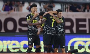 Botafogo comemorando o gol de Luiz Henrique. (Foto: Vitor Silva/Botafogo)