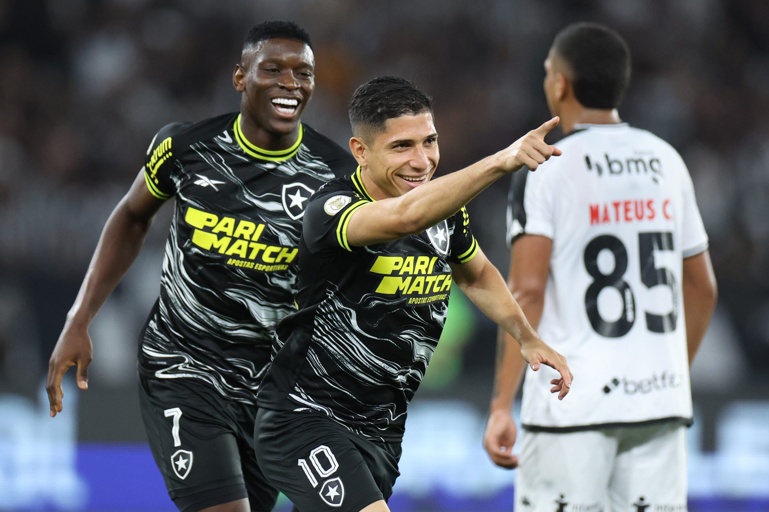 Savarino e Luiz Henrique contra o Vasco (Foto: Vítor Silva/Botafogo)