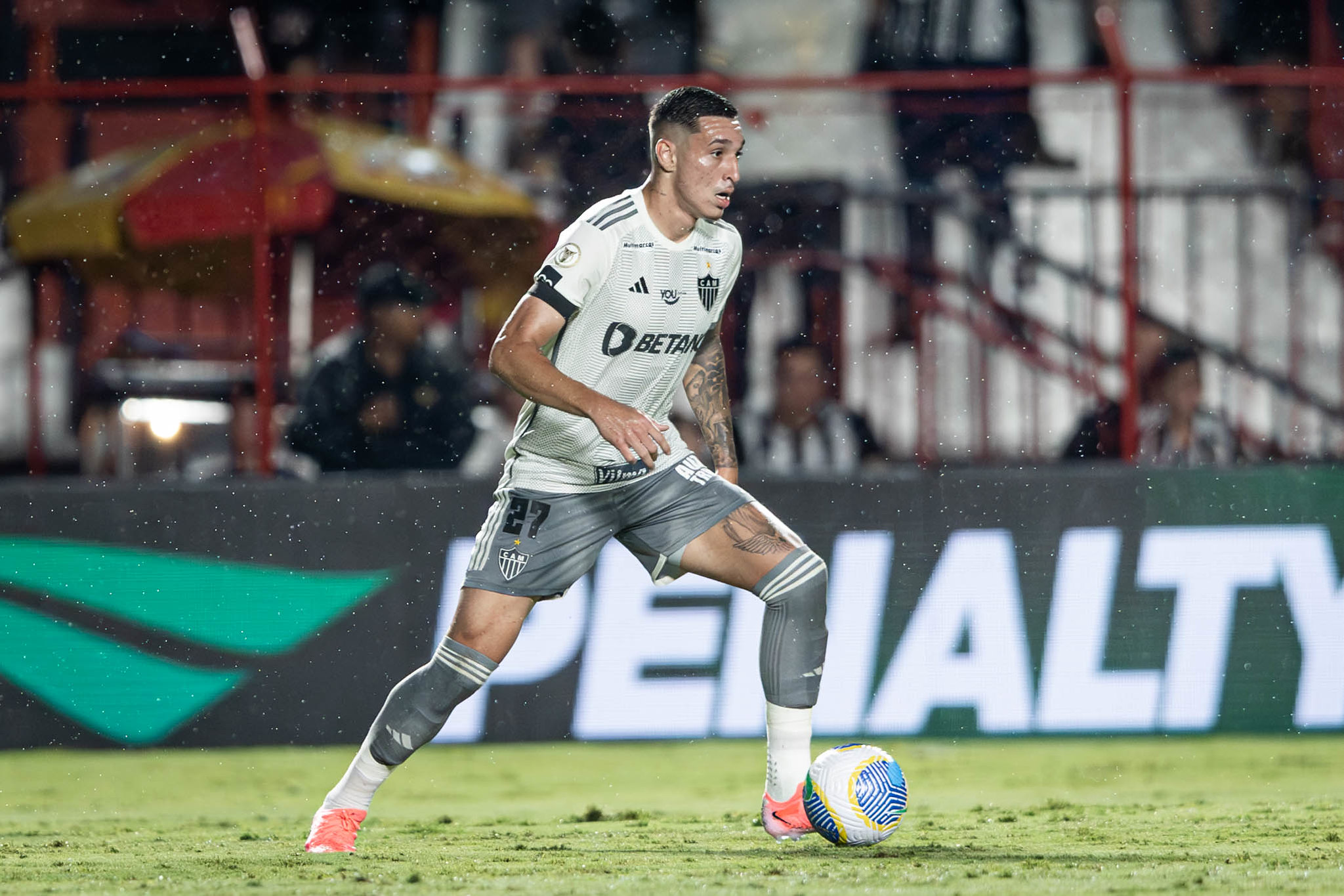 Paulo Vitor em ação contra o Atlético-GO. Foto: Pedro Souza | Atlético-MG