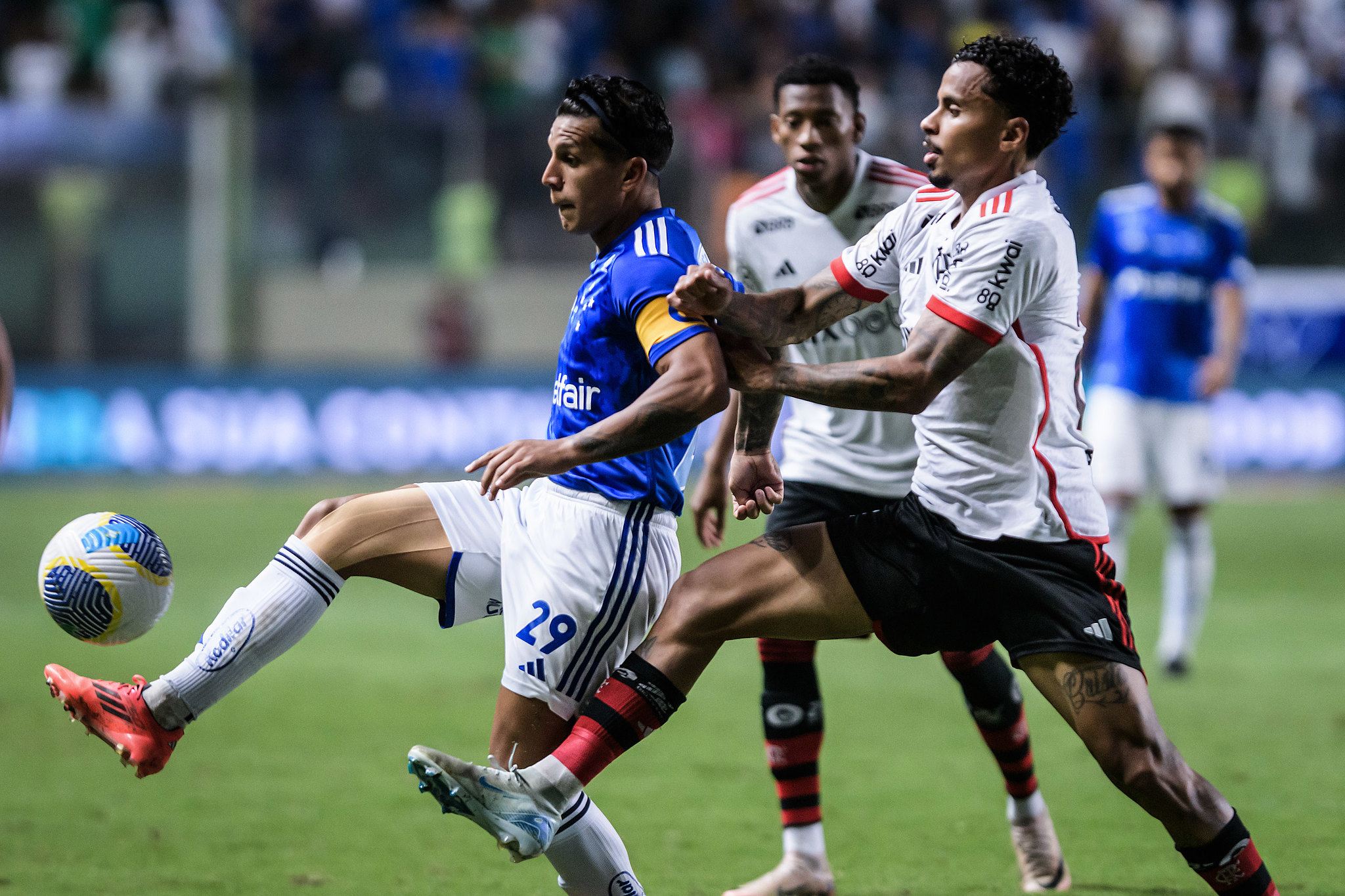 Flamengo vence Cruzeiro com time reserva e volta ao G-4 (Foto: Gustavo Aleixo/Cruzeiro)