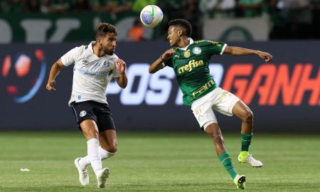 Jogador Estevão em disputa de bola com jogador do Grêmio (FOTO: CESAR GRECCO)